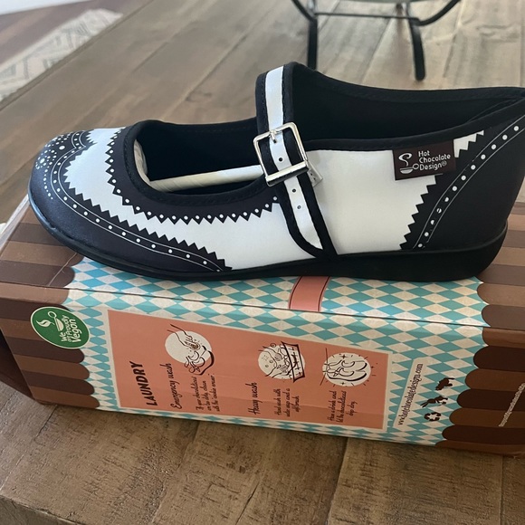 New Comfortable Fabric Women's Mary Jane Flats
Black and white - woman’s size 8. - Picture 5 of 6